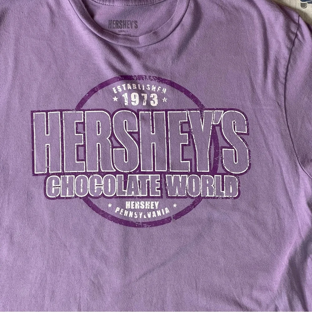 Hershey’s “Chocolate World” Established 1973 Graphic Tee – Size Small (NWOT)